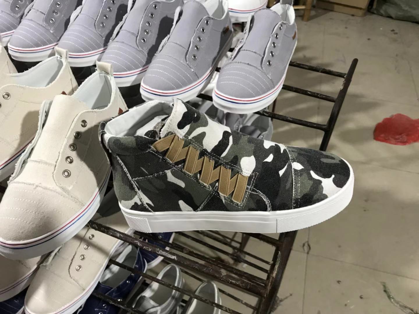 Camouflage side zip platform boots